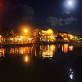 Laternen und Vollmond in Hoi An bei Nacht
